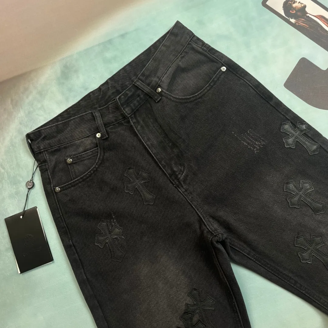 🅿️236 🔘Style No.-KL151 🔘Cro Heart𝐂𝐡𝐫𝐨𝐦𝐞 𝐇𝐞𝐚𝐫𝐭 Classic CH Cross Patch Leather Jeans [Black Black]* The top-notch heavy-duty washing water gives the denim a natural aged texture, making it softer and softer to the touch, and every fold is a filter of age. The calfskin cross is fully laser-cut, with neat lines like works of art, and high-grade matte edges. The distressed silver hardware has its own retro buff, and the buttons and zippers tell a story the more they are used. The straight silhouette is perfect for concealing your body, and the hips become wider and the legs become thicker in seconds. Pair it with short boots to make you look taller, or wear it with dad shoes for a lazy look. You can wear it casually with a white T-shirt and it will make you shine. From the leather to the wiring, everything is top-notch, and you can tell the texture at the first touch - it's not in the same dimension as the currency at all!  Size: S M L XL (28.30.32.34) Color: black with black, black with white, black with pink